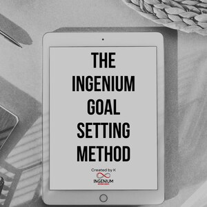 Puede incluir: Una imagen en escala de grises de una tableta que muestra el texto "THE INGENIUM GOAL SETTING METHOD". La tableta está sobre una superficie gris claro, con un bolígrafo, un cuaderno y una cesta tejida en el fondo. El logotipo de Ingenium está en la parte inferior.
