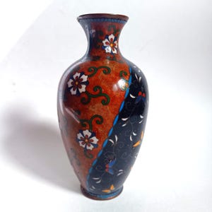 Vaso de borboleta do período meiji em esmalte Cloisonné japonês (1868-1912)