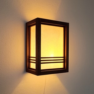 Lampada da parete in noce giapponese, lampada da parete shoji in noce nero / lanterna fatta a mano e rivestita con carta washi giapponese
