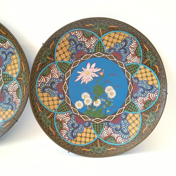 Deux Grandes Assiettes Japonaises Meiji En Cloisonné Email - Pièces Rares Et Originales