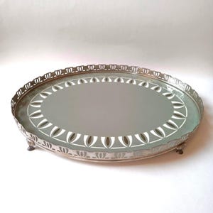 Op de afbeelding: Een set van drie keramische mokken met een gespikkelde, matte afwerking. De mokken zijn in crème, lichtgrijs en donkergrijs. Elke mok heeft een eenvoudig, minimalistisch ontwerp.
