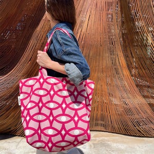 Sac shopper XL en tissu recyclé au design original, idéal pour la salle de sport, les pique-niques, les escapades, ou pour le transporter plié dans votre valise pour vos voyages.