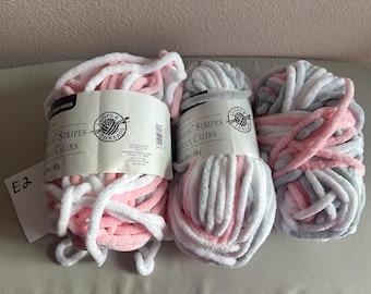 Süßes Snuggles Stripes Garn von Loops & Threads Farbe Primrose