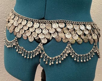 Silberfarbener Metall Bauchtanz-Hüftgürtel mit baumelnden Münzanhängern und verzierten Ketten