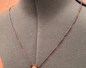 Vintage Anhänger Halskette, Großer Cabochon Stein, silberfarbener Blatt Motiv Rahmen