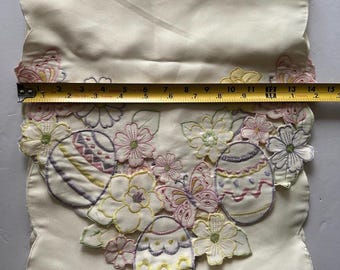 Dekorativer Tischläufer mit Ostereier Motive und Blumen Motiven, L 176cm
