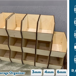 Op de afbeelding: Een houten opbergorganizer met meerdere compartimenten in een gelaagde structuur. De lichtgekleurde houten constructie heeft een gestapeld ontwerp. De tekst "Storage Organizer" is zichtbaar aan de onderkant, samen met dikte-opties.