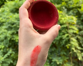 Teinture, rouge à lèvres et fard à joues berbère Amazigh Marocain, Pot rouge aker fassi 100% naturel à l'argile, fait à la main à Marrakech