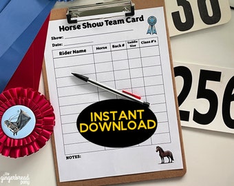 Puede incluir: Un portapapeles con un formulario "Horse Show Team Card", un bolígrafo y una cinta de roseta roja. El formulario tiene campos para el nombre del jinete, el caballo y el tamaño de la silla. Las palabras "INSTANT DOWNLOAD" están en un óvalo negro. Un tema de concurso hípico.