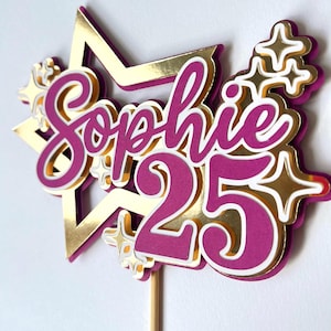 Può includere: Una tazza di ceramica bianca con manico nero e la scritta "But First, Coffee" in grassetto nero. La tazza è piena di un liquido scuro, probabilmente caffè, e poggia su una superficie chiara.