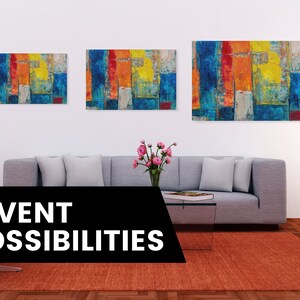 Pu&ograve; includere: Tre dipinti astratti in un soggiorno. I dipinti sono di dimensioni diverse e presentano una variet&agrave; di colori, tra cui blu, giallo, arancione e rosso. I dipinti sono appesi a una parete bianca sopra un divano grigio. Il divano &egrave; di fronte a un tavolino da caff&egrave; con un libro sopra. La stanza ha un pavimento in legno e un tappeto.