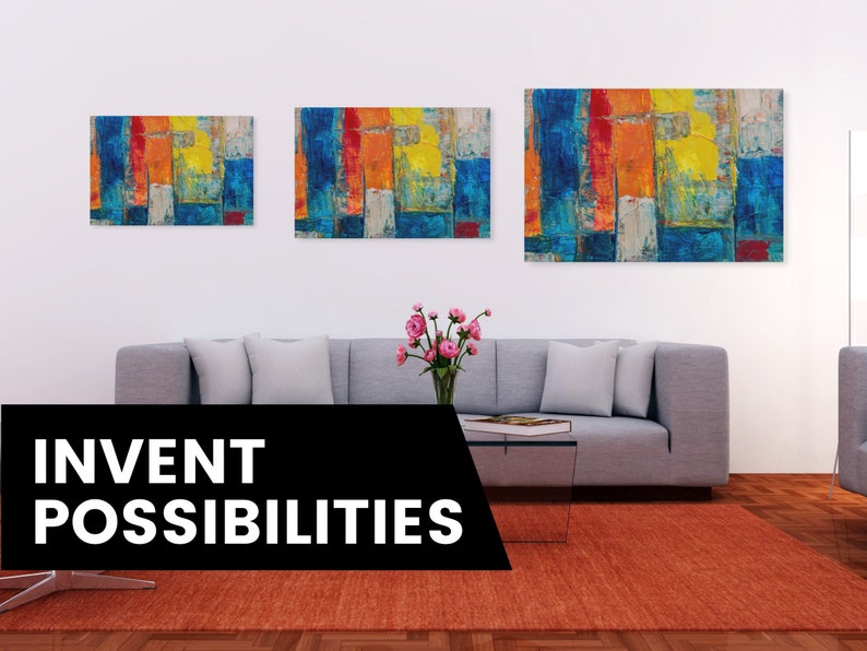 Pu&ograve; includere: Tre dipinti astratti in un soggiorno. I dipinti sono di dimensioni diverse e presentano una variet&agrave; di colori, tra cui blu, giallo, arancione e rosso. I dipinti sono appesi a una parete bianca sopra un divano grigio. Il divano &egrave; di fronte a un tavolino da caff&egrave; con un libro sopra. La stanza ha un pavimento in legno e un tappeto.
