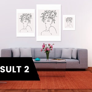 Pu&ograve; includere: Tre stampe in bianco e nero di arte lineare di una donna con fiori tra i capelli. Le stampe sono incorniciate e appese a una parete bianca sopra un divano grigio.