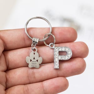 Llavero de perro personalizado, llavero con letra inicial, regalo conmemorativo para mascotas, llavero personalizado, llavero para amantes de los perros, placa con nombre, mamá de perro