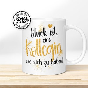Könnte beinhalten: Weiße Keramiktasse mit einem goldenen Glitzerdesign und dem Text "Glück ist eine Kollegin wie dich zu haben!" Die Tasse hat auch einen schwarz-weißen Aufkleber mit der Aufschrift "Do it yourself DIY Personalisierbar".