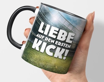 Liebe auf den ersten Kick » Motivtasse. Bedruckte Kaffeetasse | Kaffeebecher für Fußball-Fans – Lustige Tasse für Dich & Dein Verein!