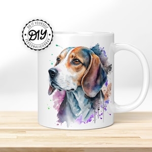 Könnte beinhalten: Weiße Keramiktasse mit einer Aquarell-Illustration eines Beagle-Hunde-Kopfes. Der Hund schaut nach links und hat braunes, schwarzes und weißes Fell. Der Hintergrund ist ein Aquarell-Wasch in Lila, Rosa und Grün.