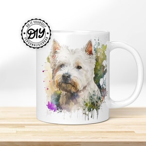 Könnte beinhalten: Weiße Keramiktasse mit einem Aquarellbild eines West Highland White Terrier Hundes. Der Hund schaut mit einem ernsten Ausdruck in die Kamera. Der Hintergrund ist ein Aquarell in Grün, Blau und Lila.