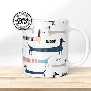 Könnte beinhalten: Weiße Keramiktasse mit einem Muster aus bunten Dackeln und dem Wort "WOOF" wiederholt. Die Tasse hat einen schwarz-weißen Aufkleber mit der Aufschrift "DIY PERSONALISIERBAR" an der Seite.