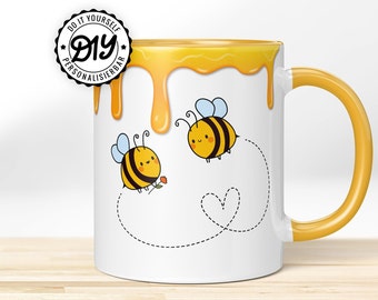 Bee in love » Schöne Bürotasse für Kolleginnen und Kollegen und für Dich selbst. Witzige Tasse als Geschenk zum Abschied & Geburtstag.
