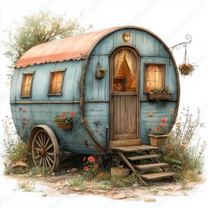 Puede incluir: Una ilustración caprichosa de una caravana vintage. El vagón pintado de azul presenta un techo curvo, una puerta de madera y pequeñas ventanas. Flores rojas y vegetación rodean la caravana, con una cesta colgante de flores y una rueda de madera visible.