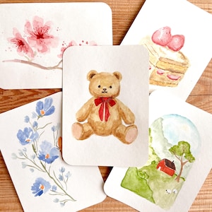Carte aquarelle peinte à la main | Teddy, fleurs de cerisier, bleuet, gâteau, paysage | Carte de vœux | Mignon | anniversaire | Originale | pas de pression