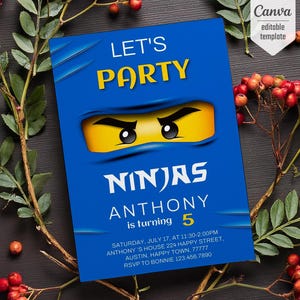 Könnte beinhalten: Blaue und gelbe Geburtstagseinladung mit einer Lego-Ninja-Figur. Der Text lautet "Let's Party Ninjas Anthony is turning 5".