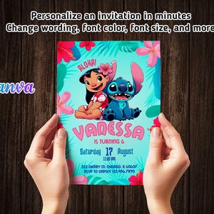 Puede incluir: Una invitaci&oacute;n de cumplea&ntilde;os azul y rosa con Stitch y Lilo de la pel&iacute;cula de Disney Lilo & Stitch. La invitaci&oacute;n dice "Aloha! Vanessa cumple 6 a&ntilde;os. S&aacute;bado 17 de agosto 11:00 AM. 333 Cherry Ln. Chicago, IL 60607. RSVP a Undsey 123.456.7890."