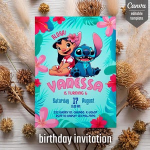 Puede incluir: Una invitaci&oacute;n de cumplea&ntilde;os azul y morada con Stitch y Lilo de Lilo & Stitch de Disney. La invitaci&oacute;n tiene un tema tropical con flores rosas y hojas verdes. El texto de la invitaci&oacute;n dice: "ALOHA! VADESSA IS TURNING 6 Saturday 17 August 11:30 AM 333 CHERRY UN. CHIKAGO, IL 60607 RSVP TO UNDSEY 123.456.7890 birthday invitation"