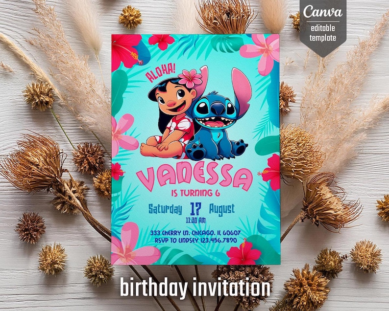 Puede incluir: Una invitaci&oacute;n de cumplea&ntilde;os azul y morada con Stitch y Lilo de Lilo & Stitch de Disney. La invitaci&oacute;n tiene un tema tropical con flores rosas y hojas verdes. El texto de la invitaci&oacute;n dice: "ALOHA! VADESSA IS TURNING 6 Saturday 17 August 11:30 AM 333 CHERRY UN. CHIKAGO, IL 60607 RSVP TO UNDSEY 123.456.7890 birthday invitation"