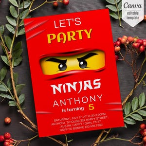 Könnte beinhalten: Rote und gelbe Geburtstagseinladung mit einer Lego-Ninja-Figur. Die Einladung lautet "Let's Party" und "Ninjas Anthony wird 5 Jahre alt".