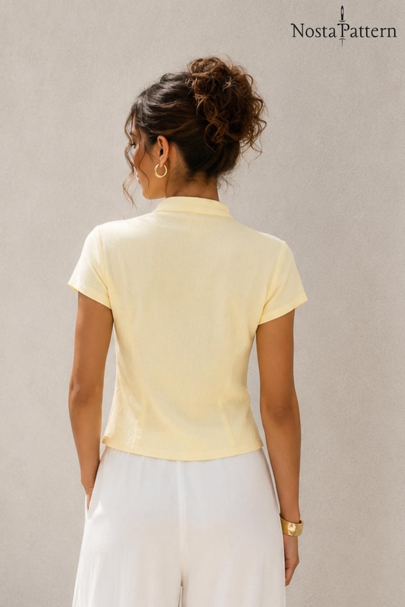 Peut inclure: Une chemise &agrave; col et manches courtes de couleur jaune p&acirc;le, vue de dos. La chemise pr&eacute;sente un col structur&eacute; et des manches courtes, port&eacute;e avec un pantalon blanc. Le texte Nosta Pattern est visible dans le coin sup&eacute;rieur droit.