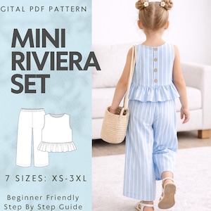 Puede incluir: Un patrón PDF digital para un conjunto Mini Riviera, que incluye una blusa y un pantalón, con tallas XS-3XL. La imagen muestra a una niña pequeña con un conjunto a rayas azules y blancas, con una blusa y un pantalón de pernera ancha a juego.