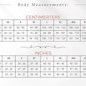 Peut inclure: Un tableau de mesures corporelles pr&eacute;sentant deux sections intitul&eacute;es Centimeters et Inches. Les tableaux indiquent les tailles de XS &agrave; XXXL avec les mesures correspondantes pour la poitrine, la taille et les hanches. Le texte Body Measurements est en haut.