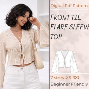 Puede incluir: Una mujer lleva un top beige con lazo frontal y mangas acampanadas con bordados florales, combinado con vaqueros blancos. El top tiene cuello en V y mangas acampanadas. El texto dice: "Digital Pdf Pattern", "FRONT TIE FLARE SLEEVE TOP", y "7 sizes: XS-3XL".