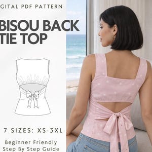 Könnte beinhalten: Ein digitales PDF-Muster für ein "Bisou Back Tie Top" wird gezeigt, zusammen mit einer Frau, die das Oberteil trägt. Das Oberteil ist hellrosa mit einem weißen Tupfenmuster, einem quadratischen Ausschnitt und einem Bindeband am Rücken. Das Muster enthält die Größen XS-3XL.