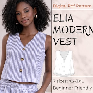 Può includere: Una donna indossa un gilet a righe blu e bianche con bottoni dorati. L'immagine include il testo "ELIA MODERN VEST" e "Digital PDF Pattern". Il modello è disponibile nelle taglie XS-3XL ed è adatto ai principianti.