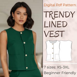 Könnte beinhalten: Eine ärmellose, dunkelgrüne Weste mit goldenen Knöpfen und zwei Vordertaschen. Das Bild enthält auch ein digitales PDF-Muster mit dem Text "TRENDY LINED VEST" und "7 Größen: XS-3XL Beginner Friendly".