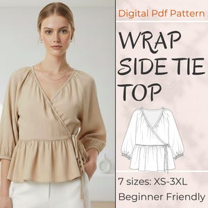 Pode incluir: Um top envolvente bege com detalhe de laço lateral e mangas três quartos. O top tem decote em V e bainha peplum. A imagem também inclui o texto "WRAP SIDE TIE TOP" e "Digital Pdf Pattern".