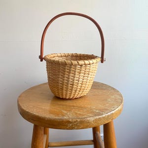 Vintage Nantucket Style Handmade Basket / Old Round Basket / Vintage Wicker Basket / Lightship Style Basket / Small Nantucket Style Basket