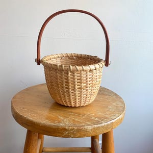 Vintage Nantucket Style Handmade Basket / Old Round Basket / Vintage Wicker Basket / Lightship Style Basket / Small Nantucket Style Basket