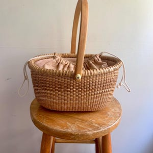 Vintage Nantucket Handmade Basket With Linen Liner / Large Oval Nantucket Basket / Vintage Wicker Basket Purse / Lightship Style Basket