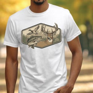 Puede incluir: Camiseta blanca con un diseño temático de la naturaleza. El diseño incluye un ciervo, un pez y dos patos, todo dentro de un marco hexagonal. La obra de arte está en tonos marrones, verdes y beige, lo que sugiere un tema al aire libre o de caza.