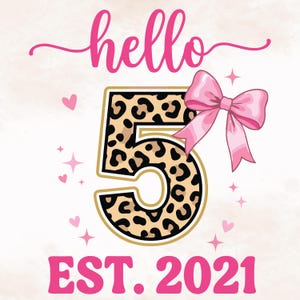 Puede incluir: Un gráfico rosa y beige con la palabra "hello" en cursiva sobre un gran número "5" con un diseño de estampado de leopardo. Un lazo rosa está en el lado derecho del número. El texto "EST. 2021" está debajo del número. Corazones y estrellas rosas están dispersos alrededor del diseño.