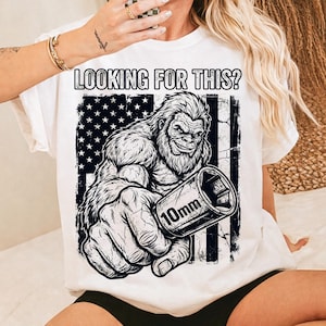 Auf der Suche nach dieser Png, lustigen Bigfoot 10 mm Sockel Mechaniker T-Shirt Grafik, digitaler Download