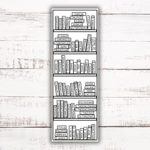 Könnte beinhalten: Schwarz-Weiß-Illustration eines Bücherregals voller Bücher. Die Bücher sind mit Titeln aus der Bibel beschriftet, darunter Genesis, Exodus und Psalmen. Das Bücherregal befindet sich vor einem weißen Holzhintergrund.