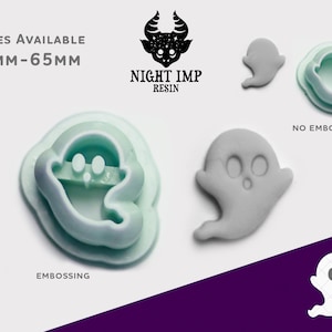 Op de afbeelding: Een set van twee spookvormige polymer clay cutters. De cutter aan de linkerkant is voor embossing en de cutter aan de rechterkant is voor het snijden. De cutters zijn verkrijgbaar in maten van 7 mm tot 65 mm. De afbeelding toont ook voorbeelden van hoe de cutters kunnen worden gebruikt om spookvormen in polymer clay te maken.