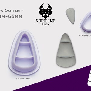 Puede incluir: Un conjunto de dos moldes de plástico morado para hacer formas de cuerno de unicornio. El molde de la izquierda tiene un diseño en relieve, mientras que el molde de la derecha es liso. Los moldes están disponibles en tamaños de 7 mm a 65 mm. El texto "NIGHT IMP RESIN" es visible en la imagen.