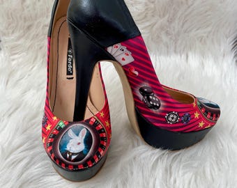 Vintage Alice im Wunderland Schuhe US 6 EU 36, Glücksspiel Las Vegas Plateau Heels, Weißer Hase Poker Würfel High Heels, Retro Rockabilly Pumps