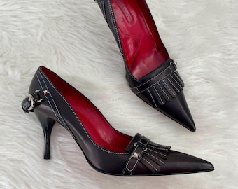 Zapatos de tacón Cesare Paciotti de piel negra con suela roja (talla 37,5 EU) y detalle de espada con flecos. Zapatos de salón góticos de lujo.